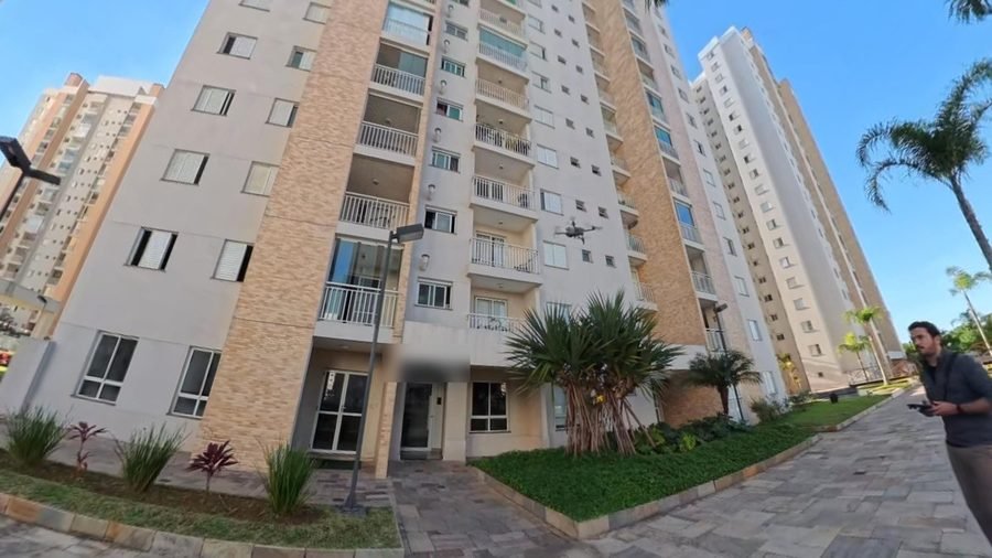 Drone da Vantrix360 inspecionando a fachada de um condomínio residencial
